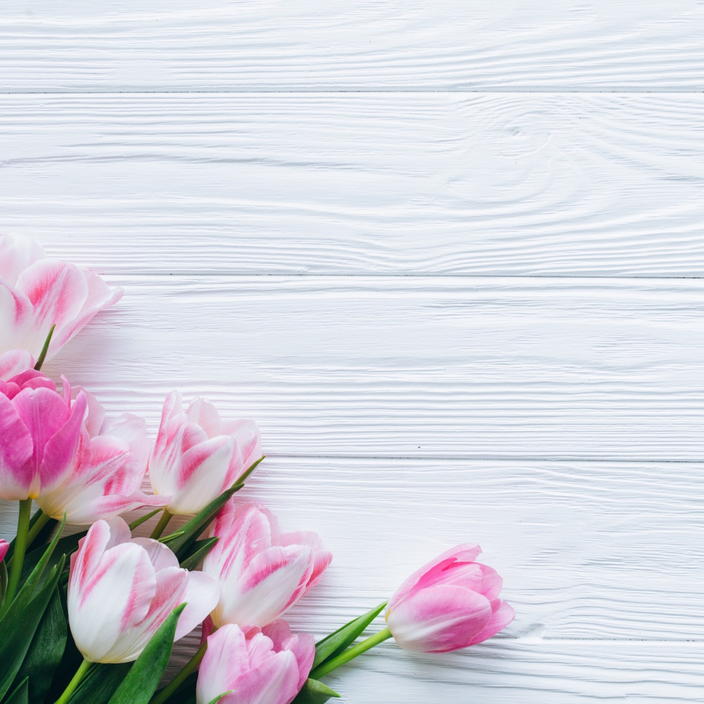 Красивый букет розовых тюльпанов на столе