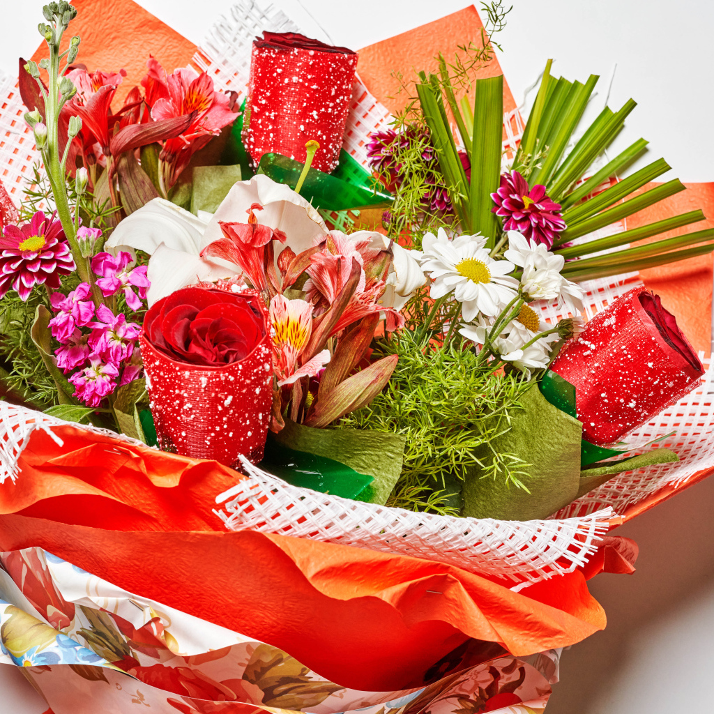 Красивый букет с разными цветами на сером фоне 