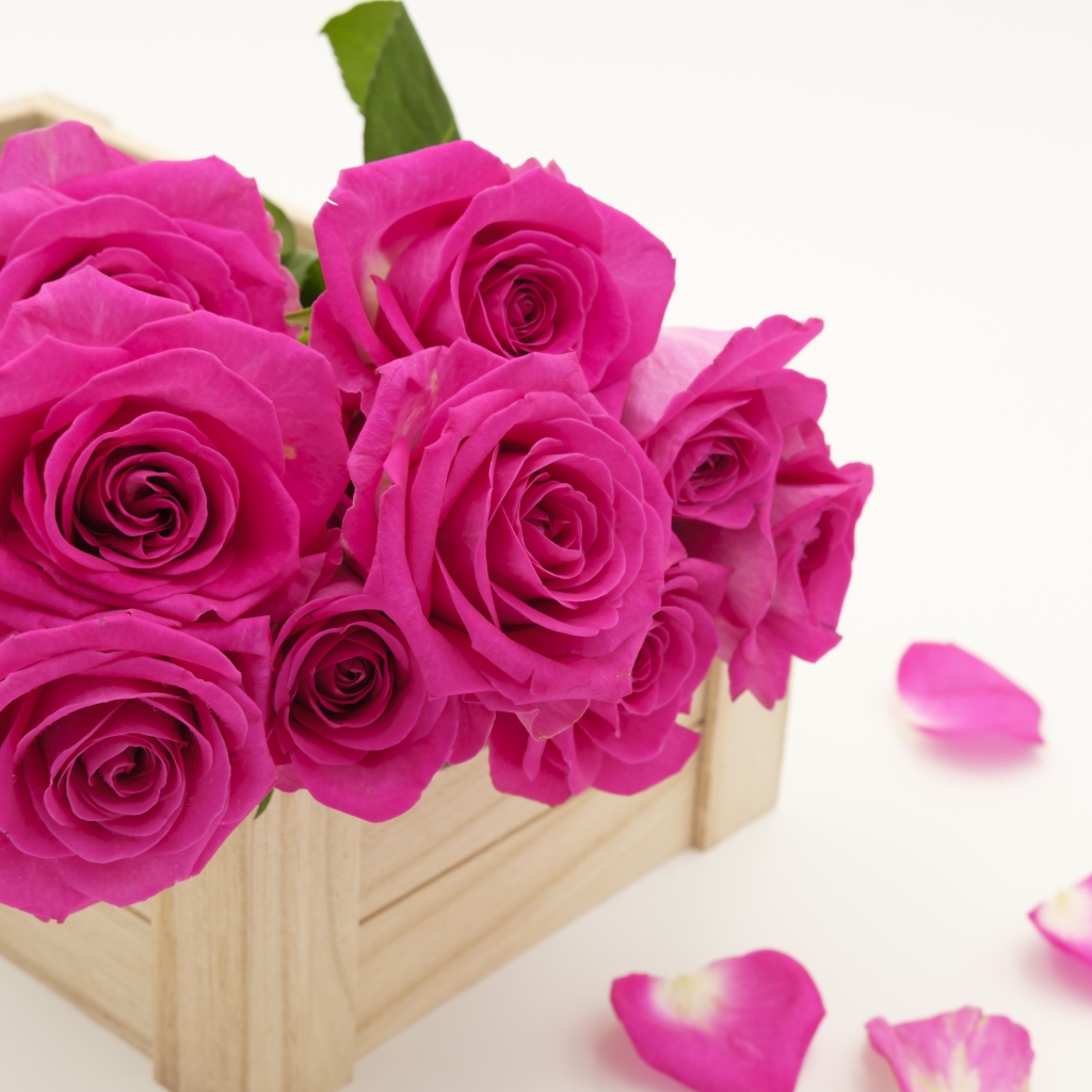 Букет розовых роз в деревянном ящике