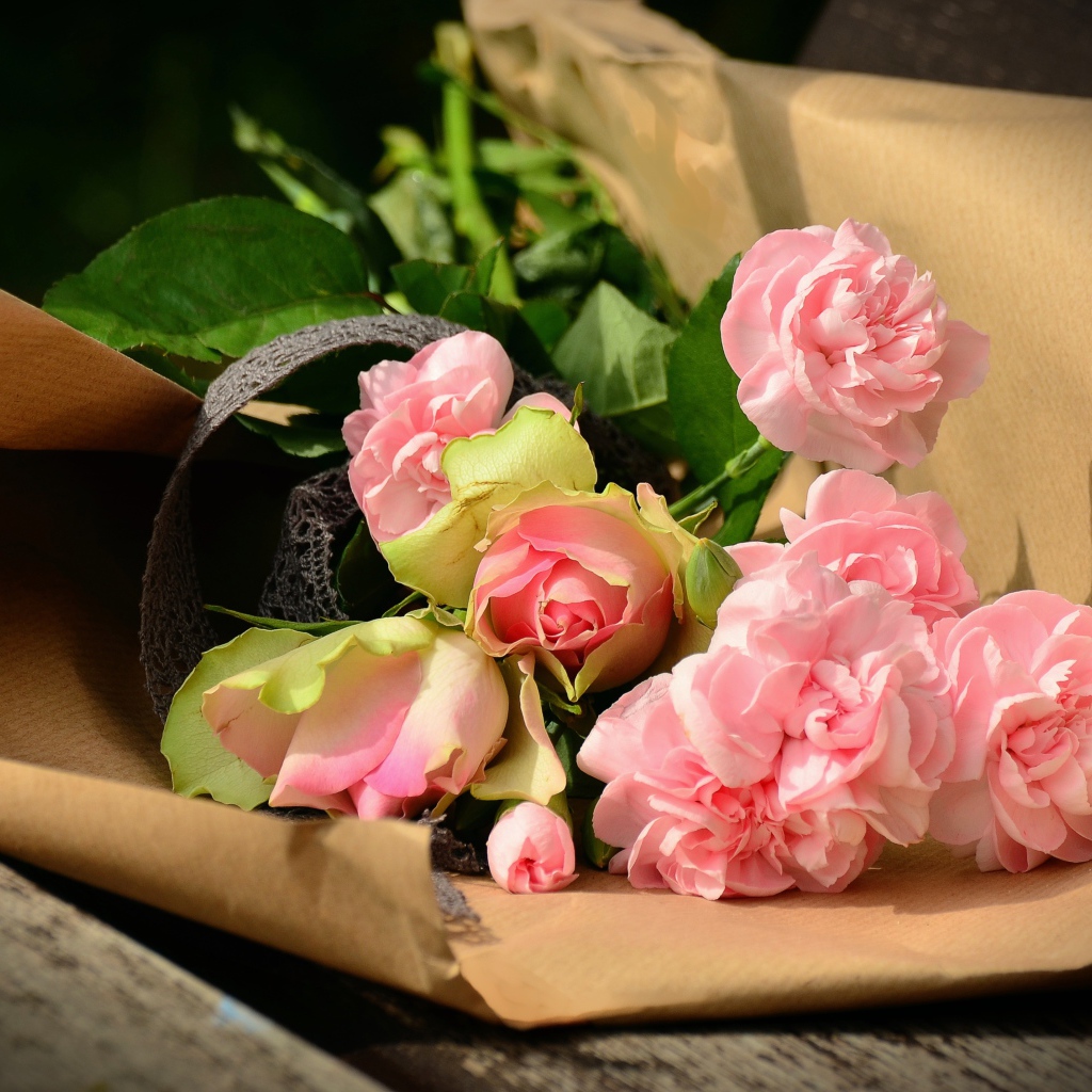 Букет розовых роз в бумаге