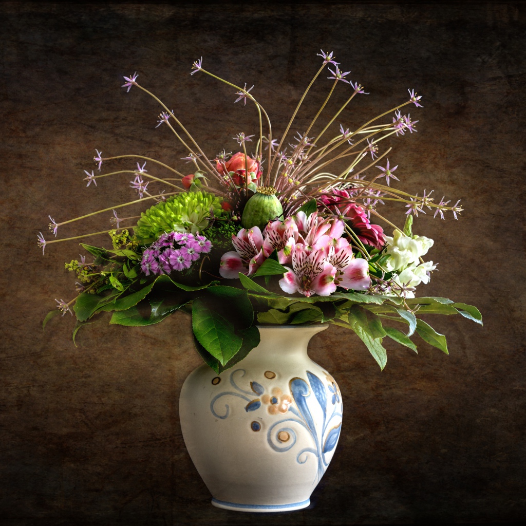 Милый букет в красивой вазе на фоне стены