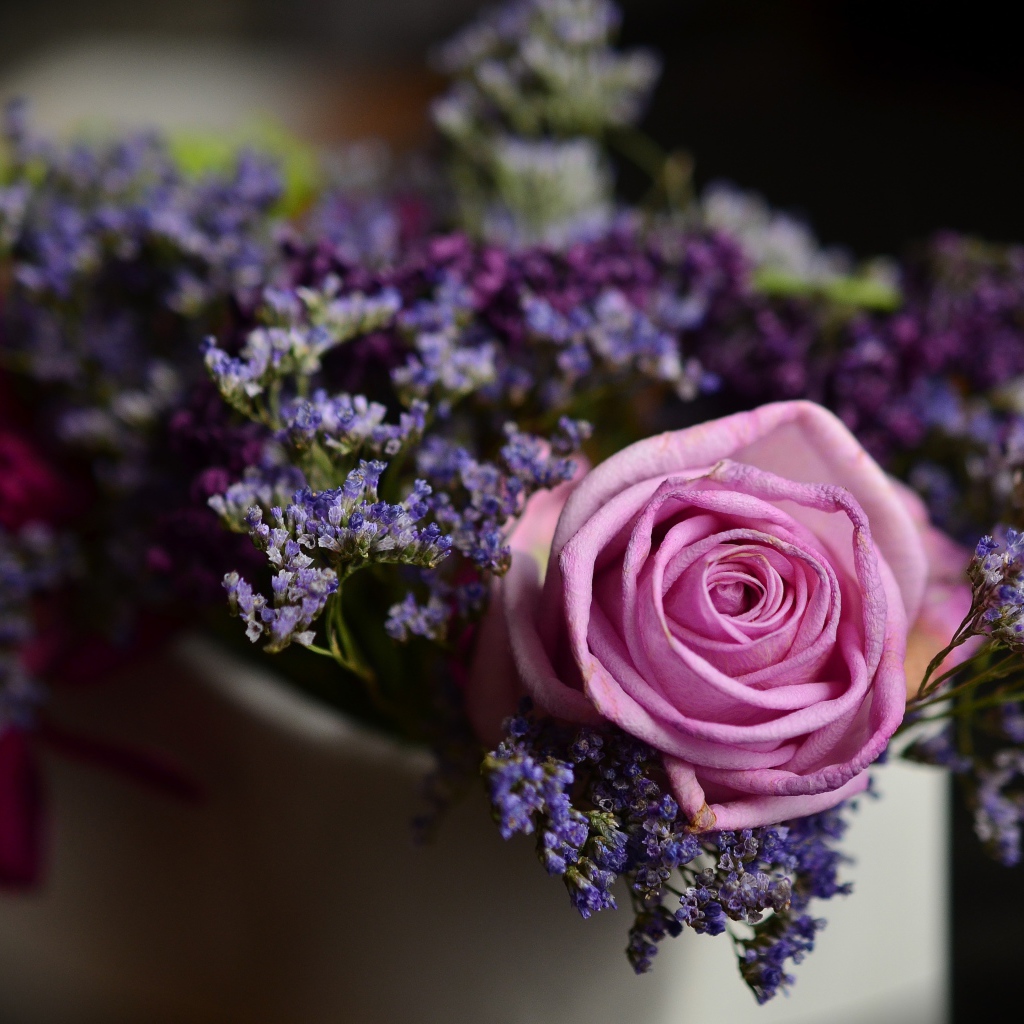 Розовая роза с синими цветами в вазе