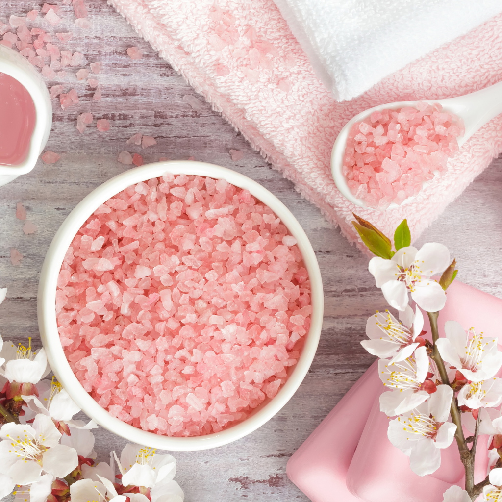 Розовая ароматная соль с цветами вишни