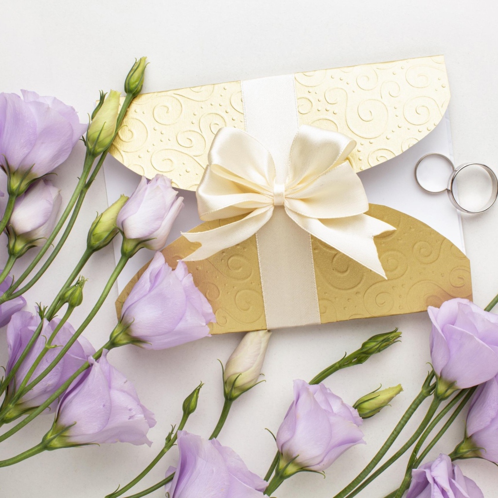 Фиолетовые цветы эустома с приглашением и обручальными кольцами