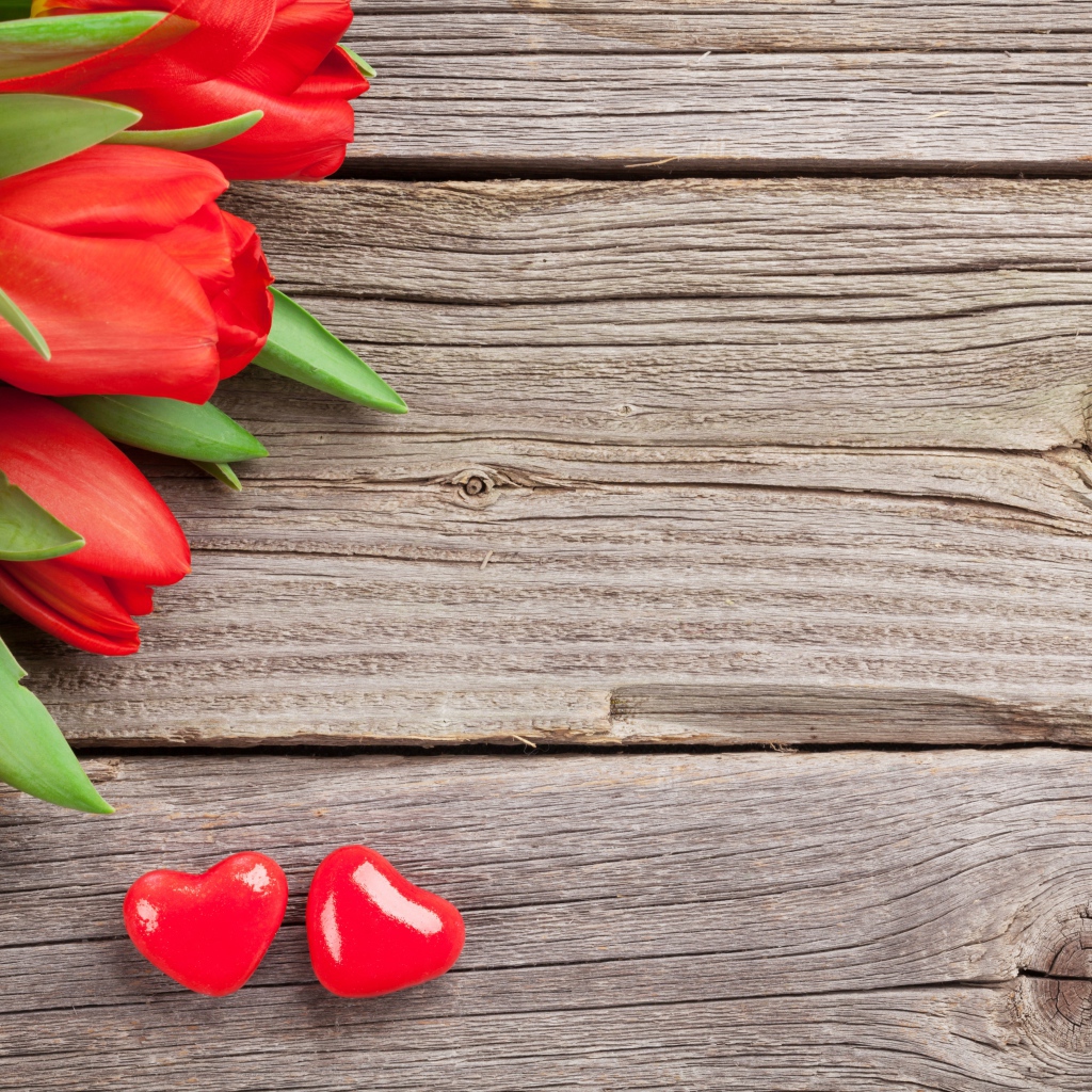 Красные тюльпаны на деревянном столе