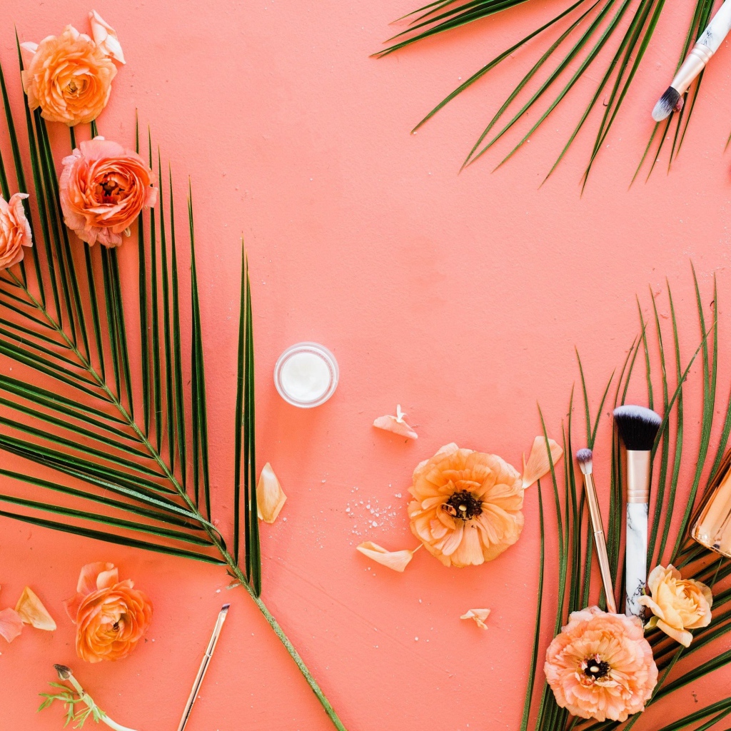 Розы и листья пальмы на розовом фоне 