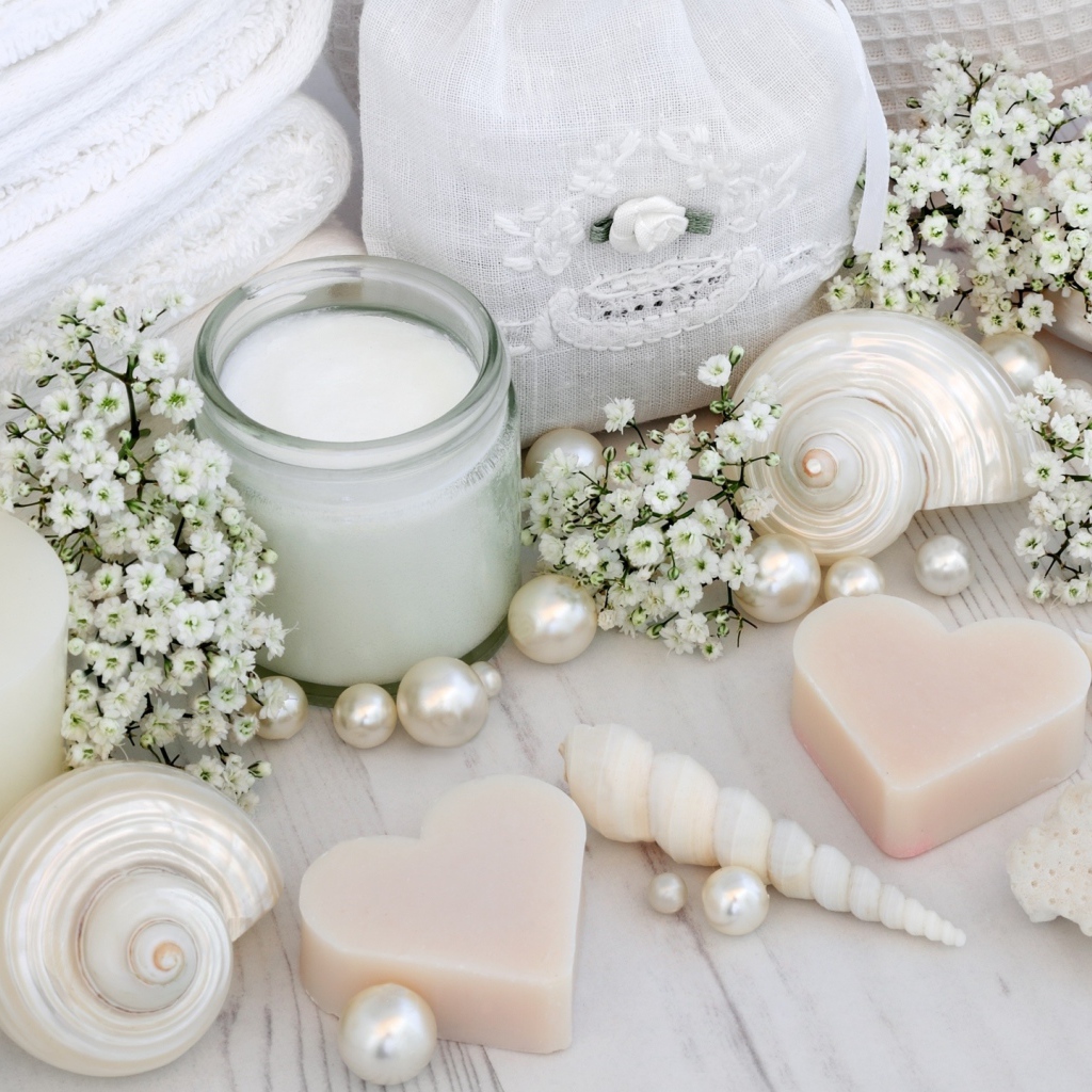 Мыло с бусами, цветами и мылом на столе 