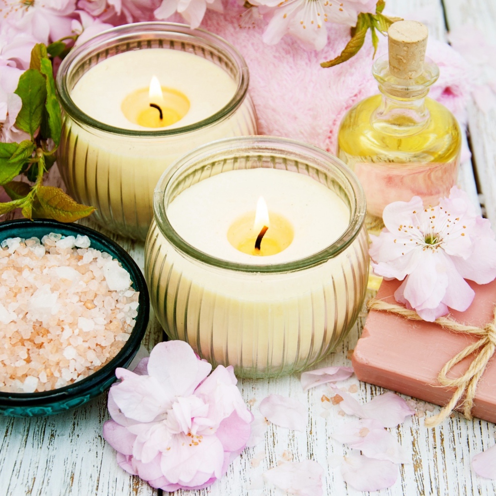 Две свечи, соль, мыло и цветы с маслом для SPA