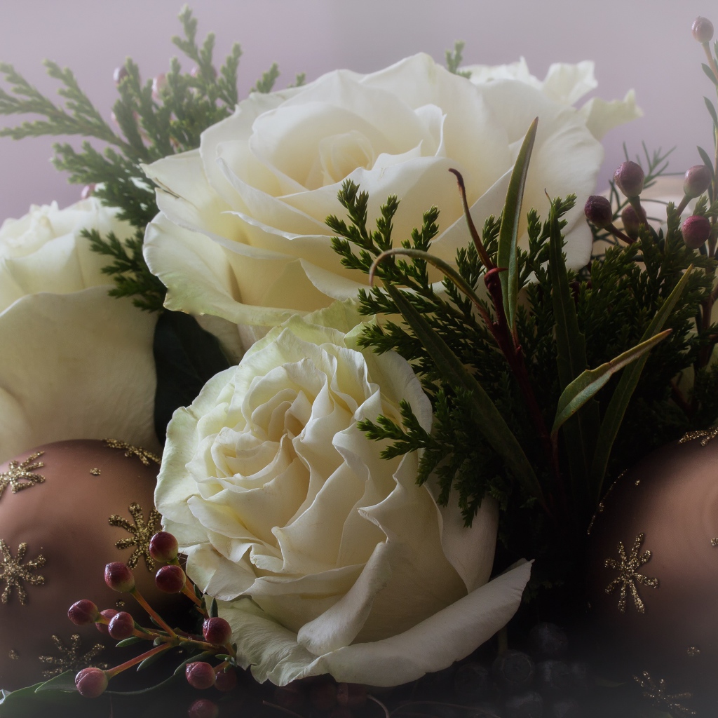 Белые розы с шариками и зелеными листьями 