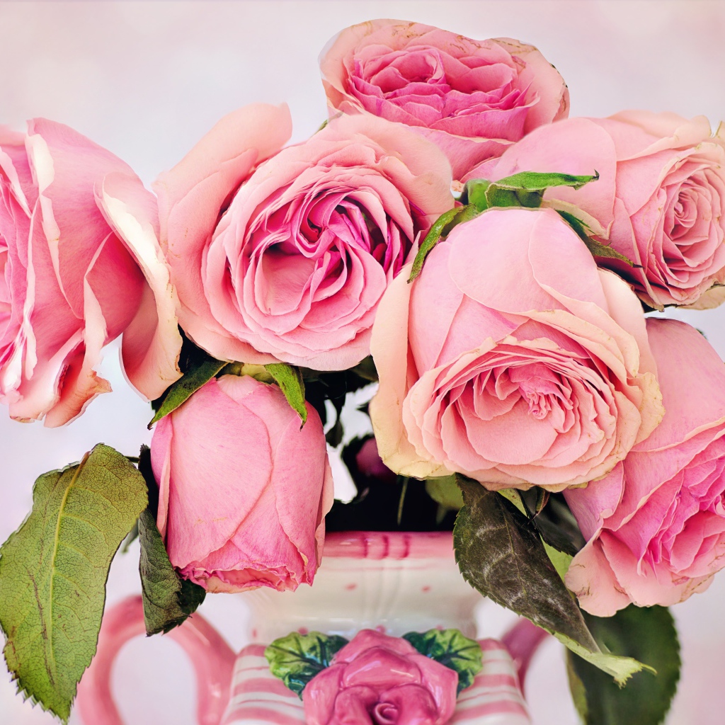 Увядшие розовые розы в вазе 