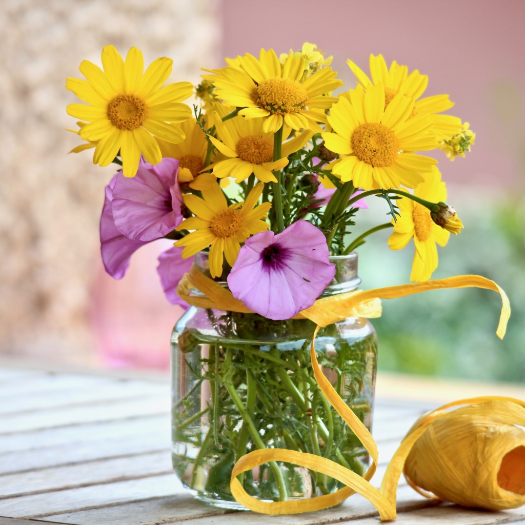 Желтые и розовые полевые цветы в вазе