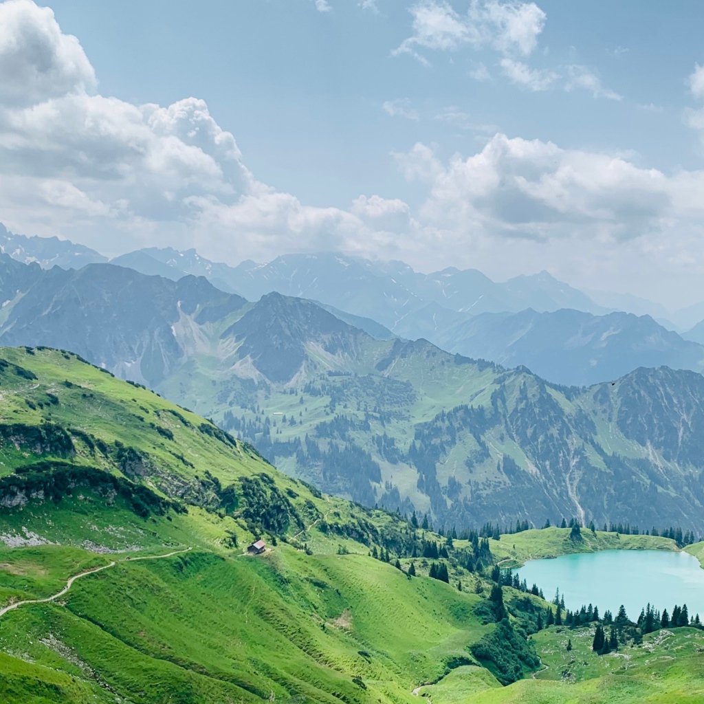 Красивый вид с высоты на покрытые зеленью горы в тумане 