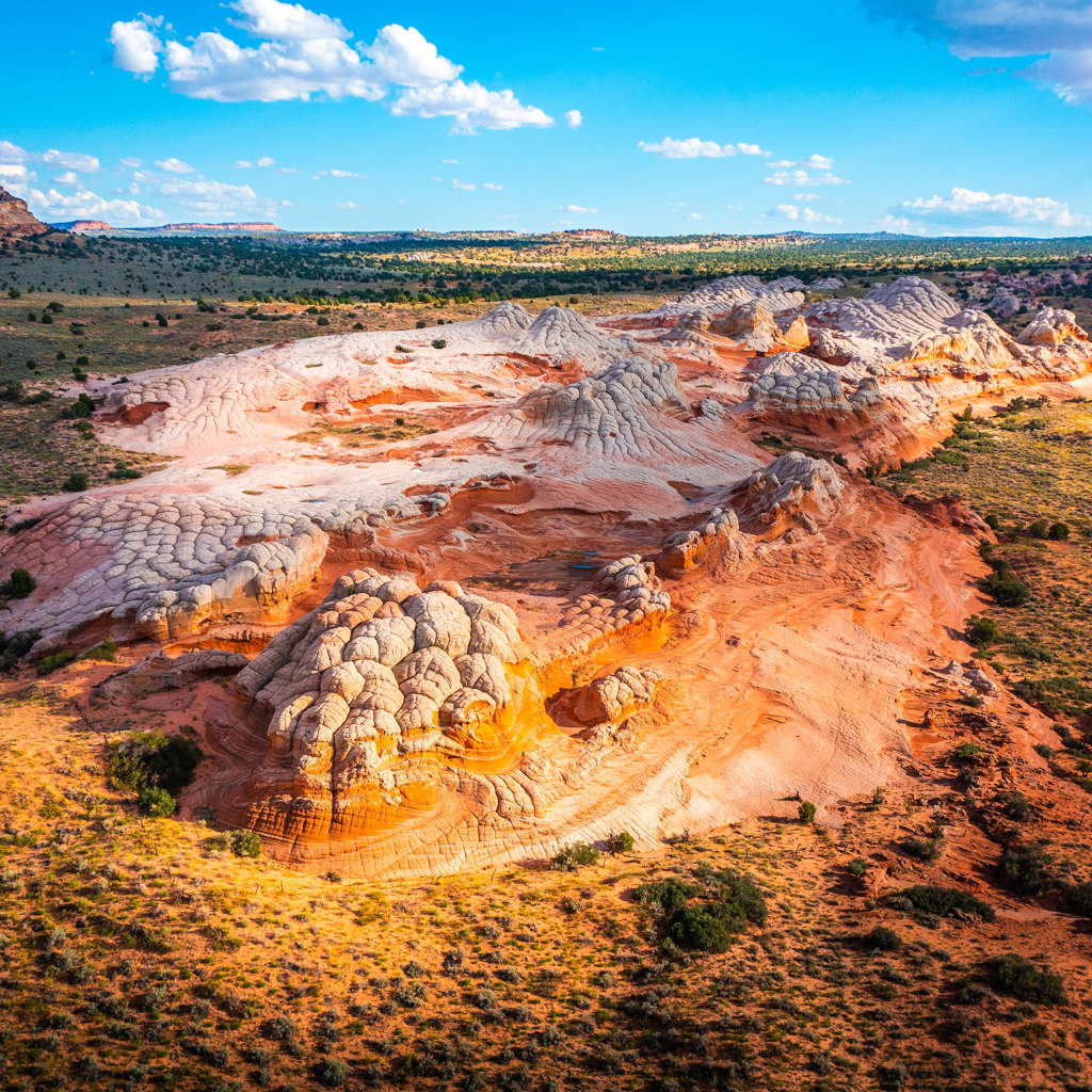 Красивый вид на соляные горы под голубым небом