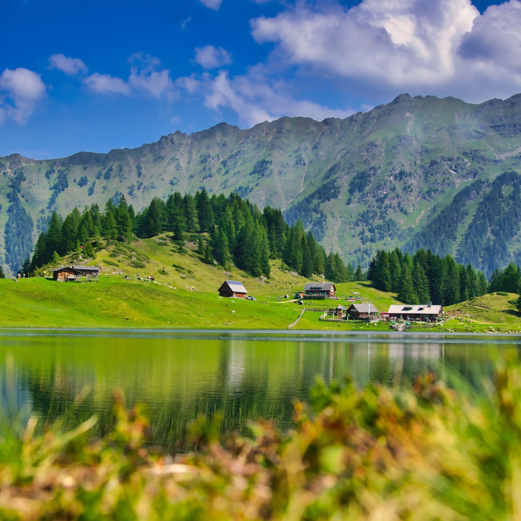 Красивый пейзаж на горы и озеро и зеленые луга