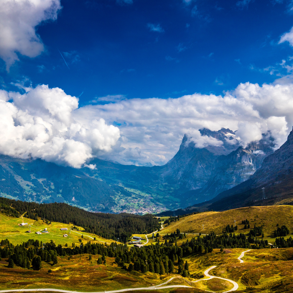 Красивый вид на горы под густыми белыми облаками