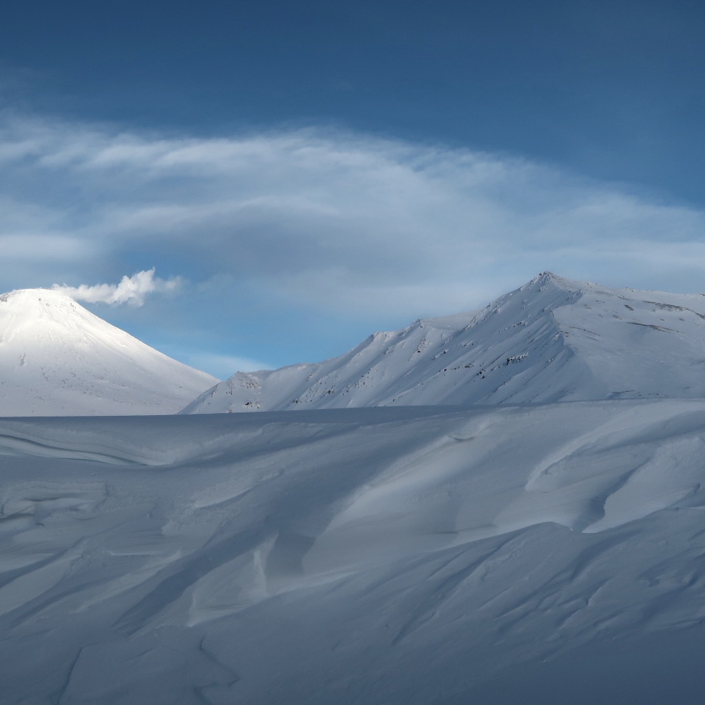 Красивые покрытые белым холодным снегом горы