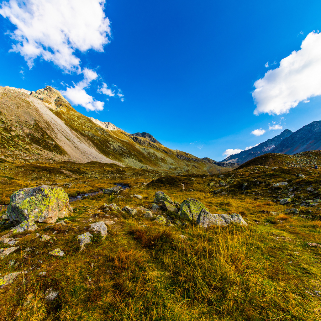 Красивые горы под ясным голубым небом летом