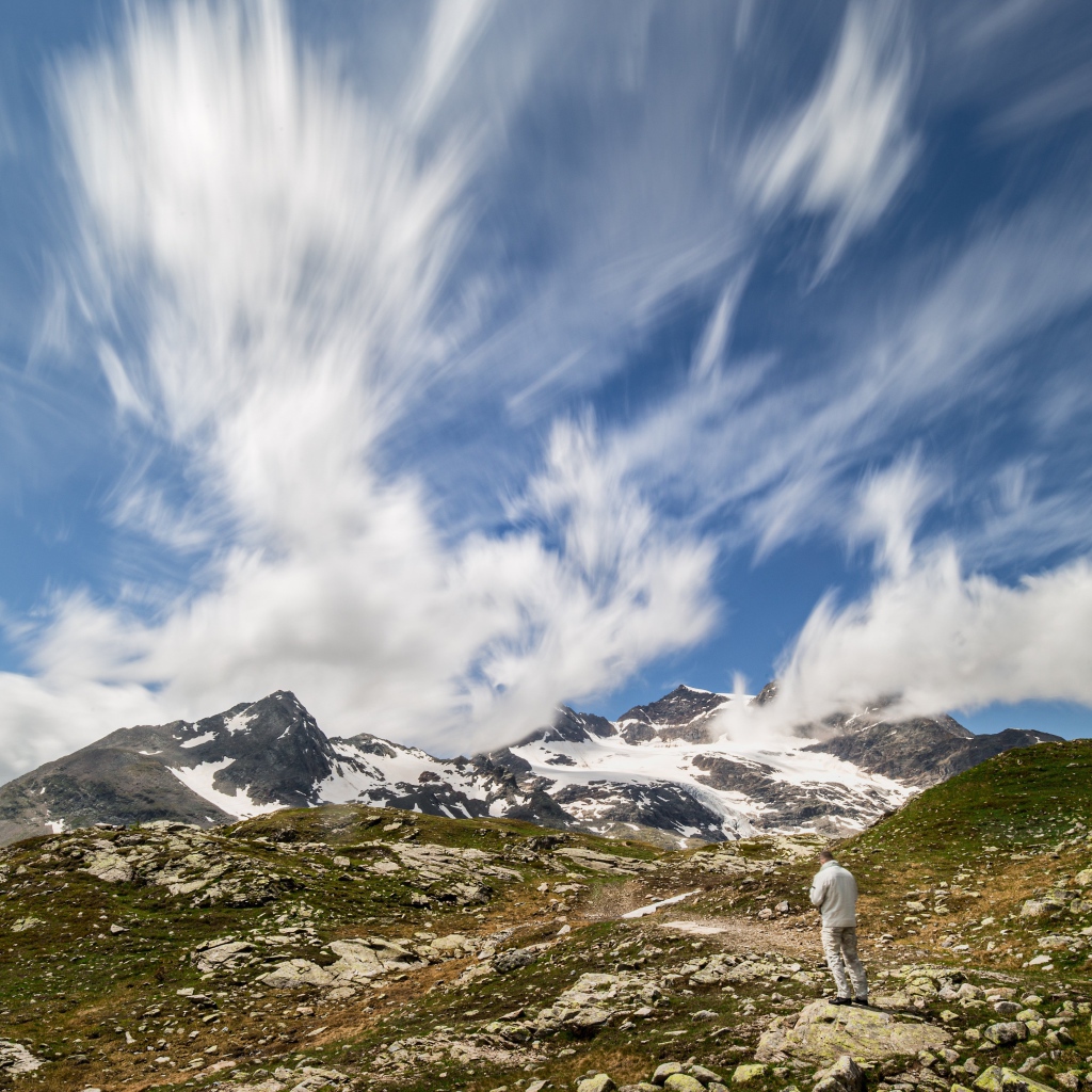 Красивое небо с белыми облаками над горой