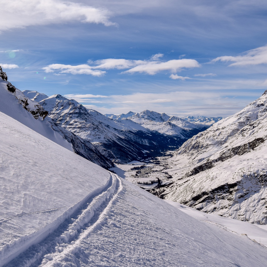 Красивые заснеженные вершины гор 