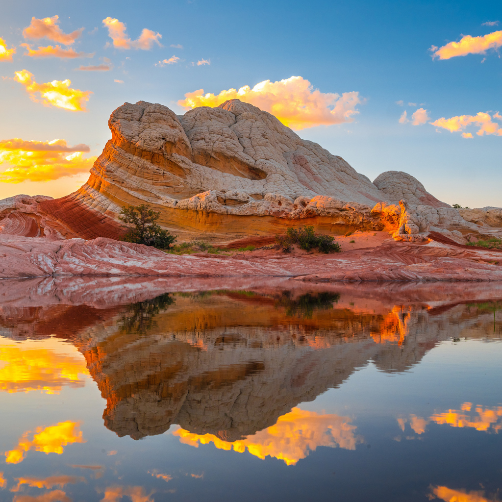 Красивая необычная гора у воды под голубым небом