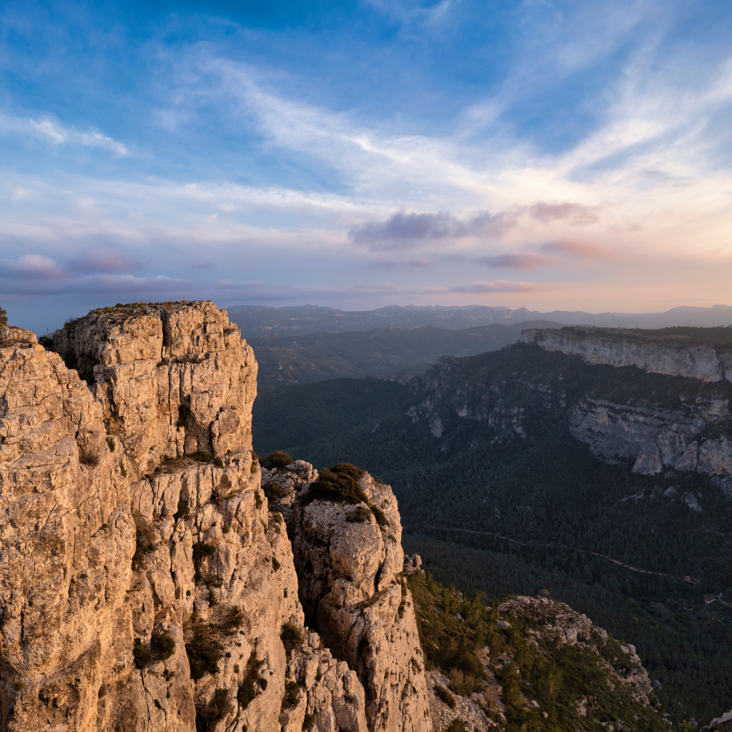 Красивый вид с высокого утеса в лучах солнца 