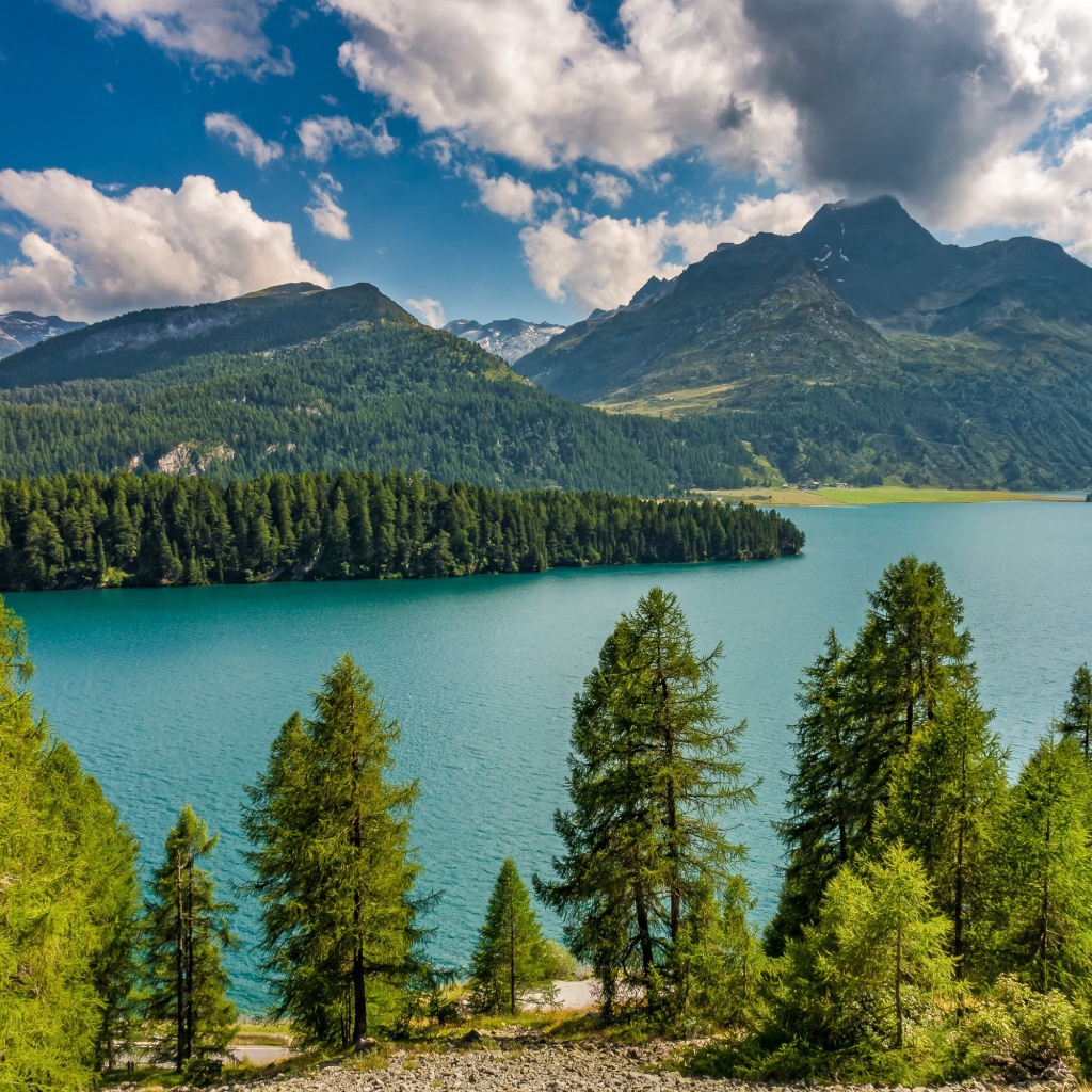 Красивый вид на горы и озеро под голубым небом