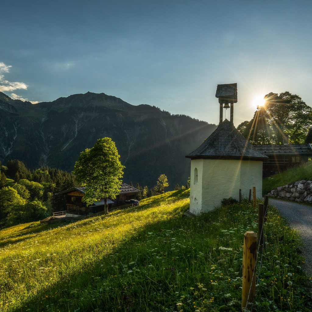Красивый вид на покрытые зеленью горы в лучах солнца