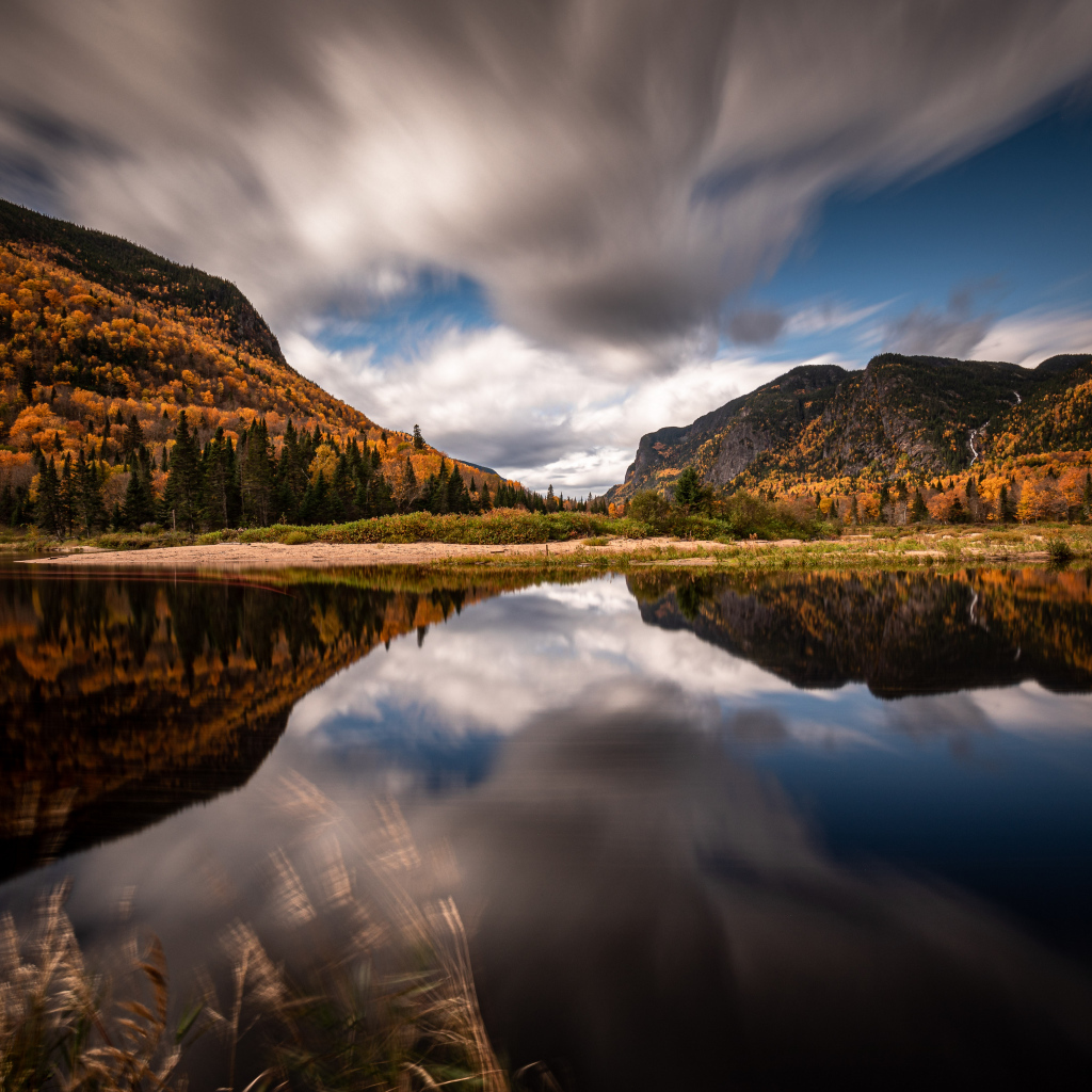 Красивый вид на горы у озера под небом 