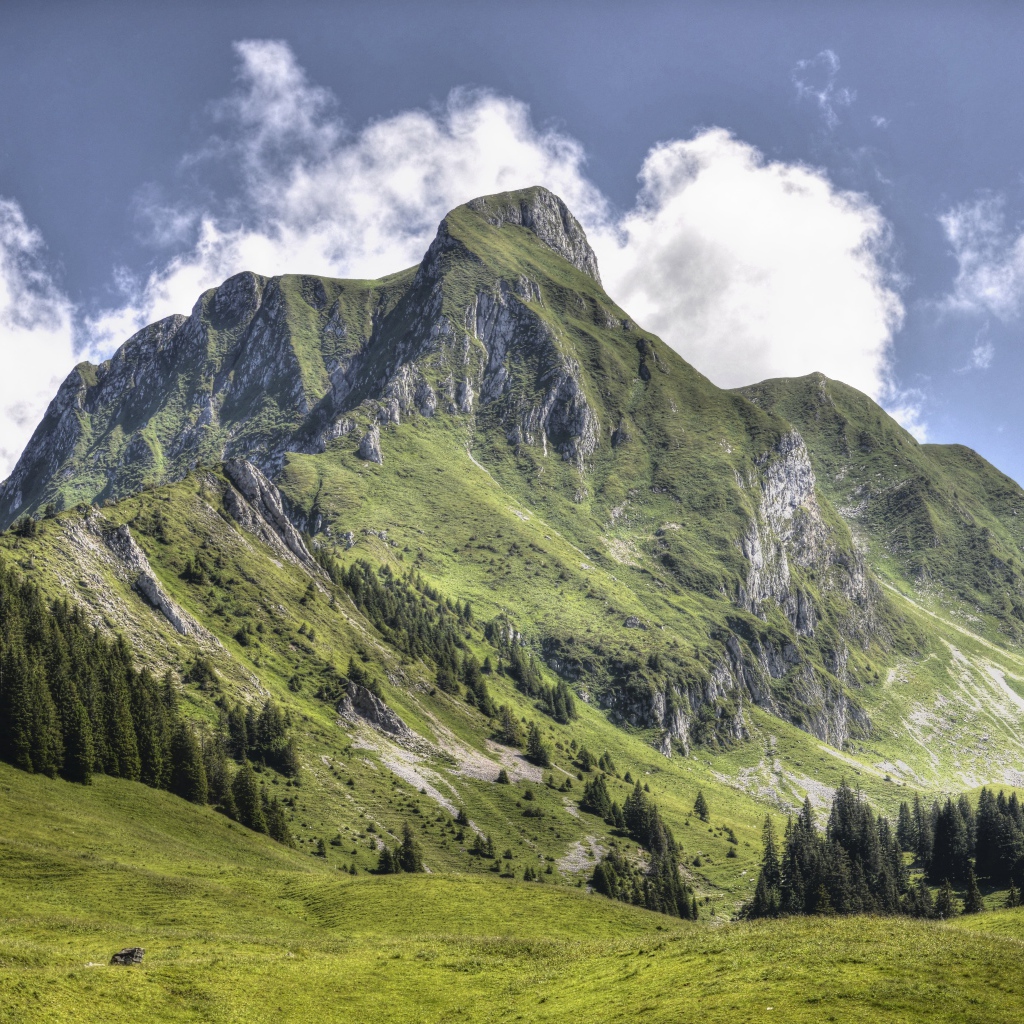 Большая зеленая гора под голубым небом