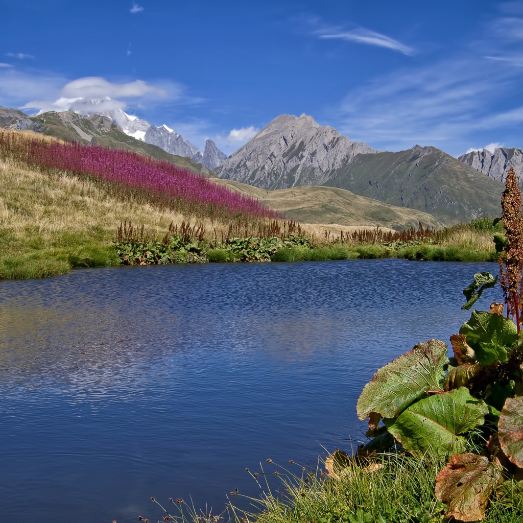 Яркое солнце над горами и озером