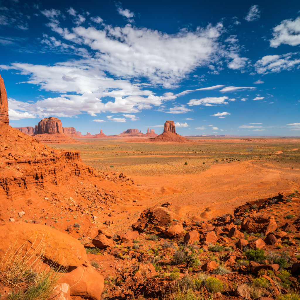 Глиняная гора под голубым небом
