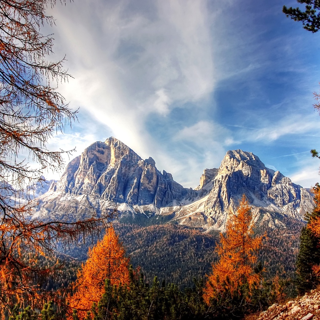 Вид на Доломитовые альпы  под голубым небом 