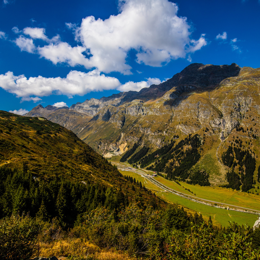 Высокие Швейцарские альпы под голубым небом 