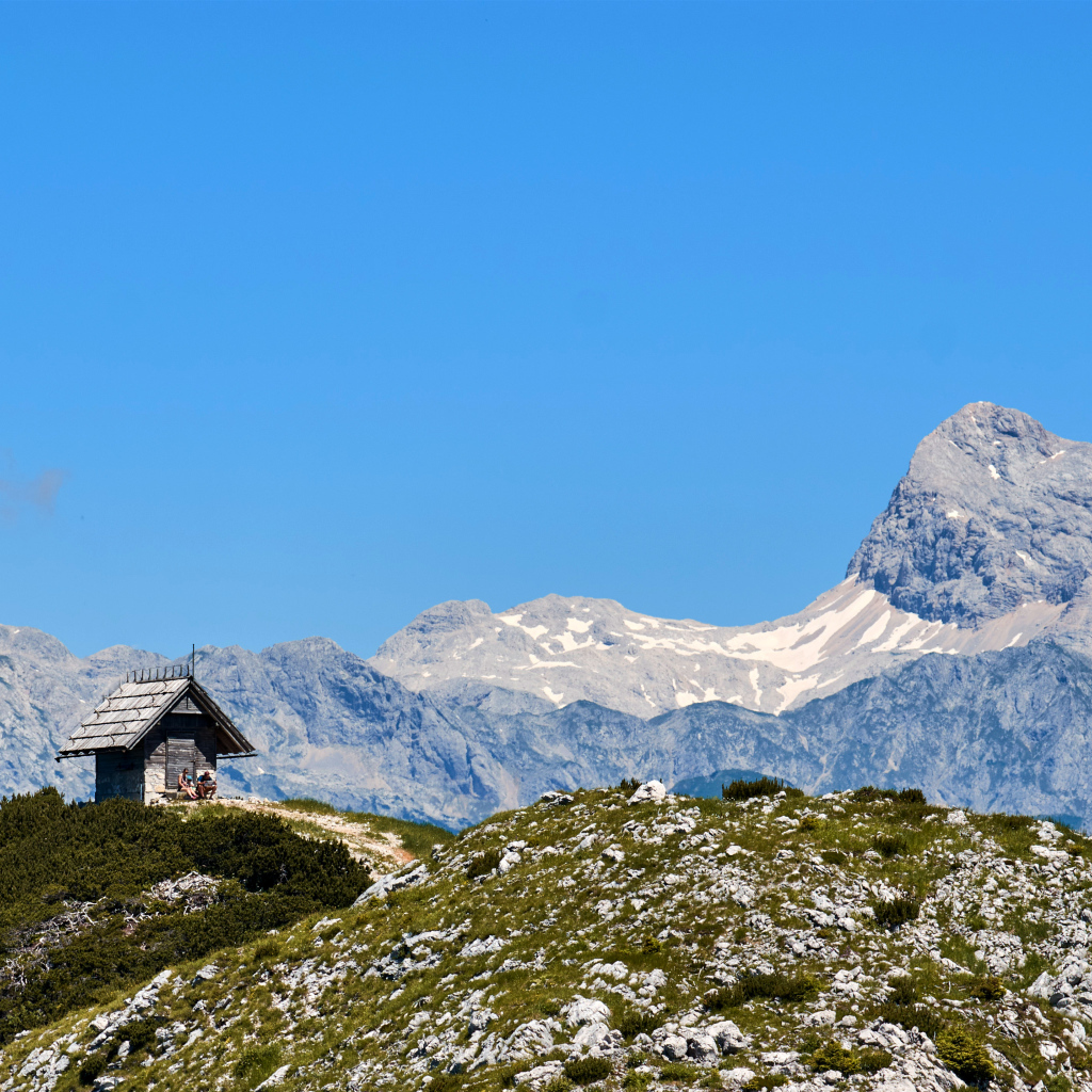 Дом на вершине горы под голубым небом