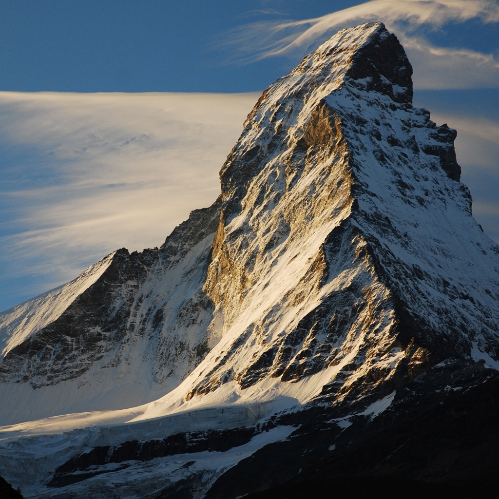 Пик Маттерхорн в снегу на фоне неба, Швейцария