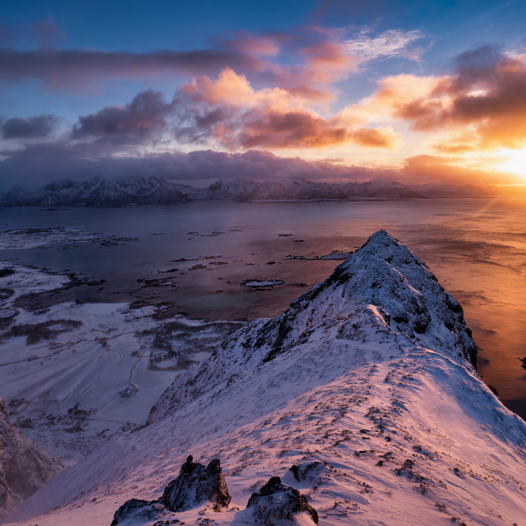 Покрытые снегом горы на закате солнца 
