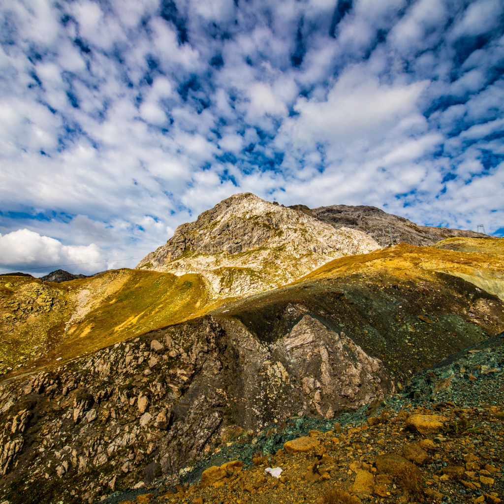 Швейцарские Альпы под голубым небом с белыми облаками