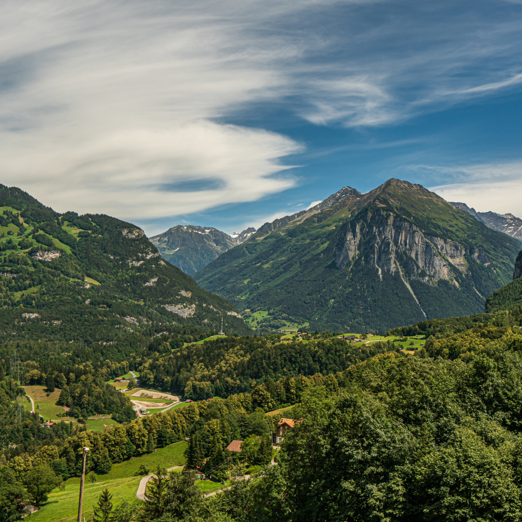 Высокие покрытые зеленью альпы под красивым небом, Швейцария 