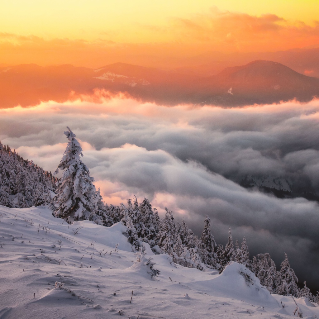 Густые облака над заснеженной горой