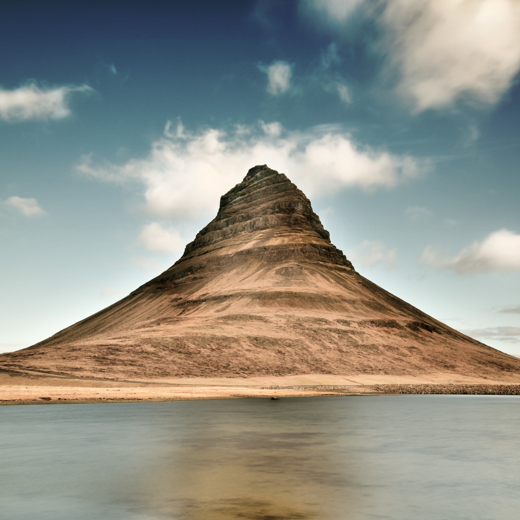 Вид на гору Киркьюфетль у озера, Исландия