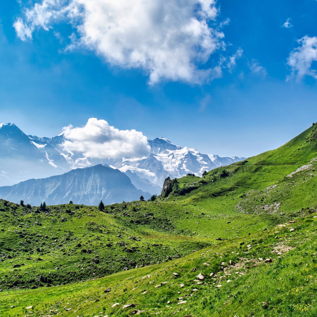 Белые облака над вершинами гор в голубом небе 