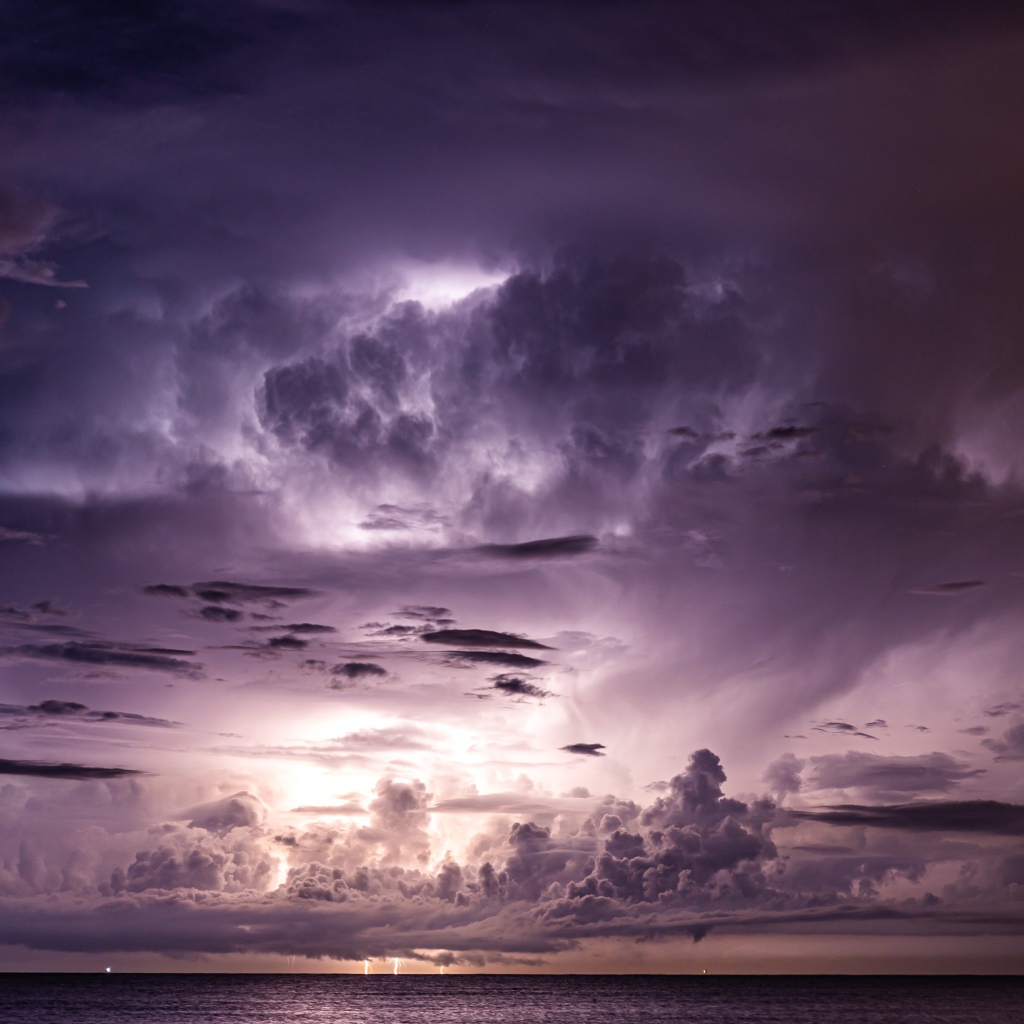 Черное штормовое небо с молнией над морем