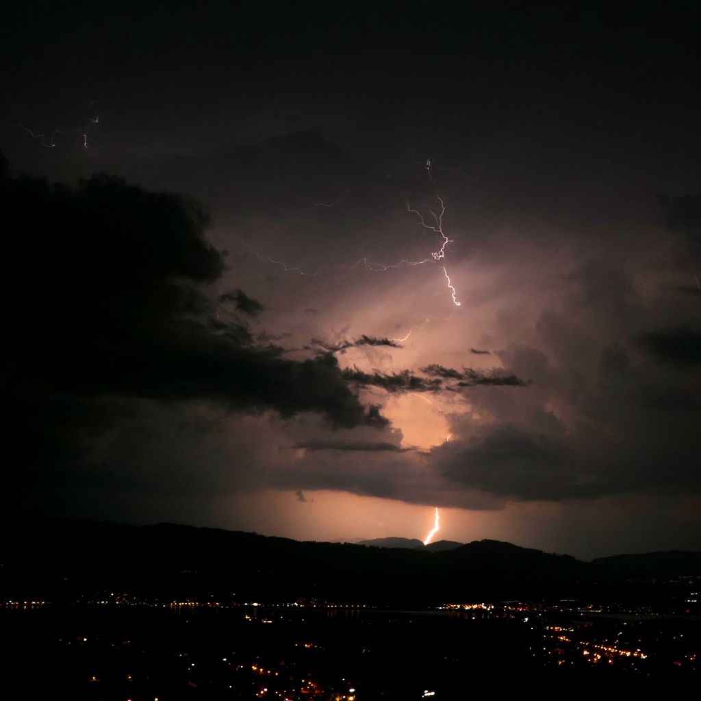 Яркое грозовое небо с молнией 