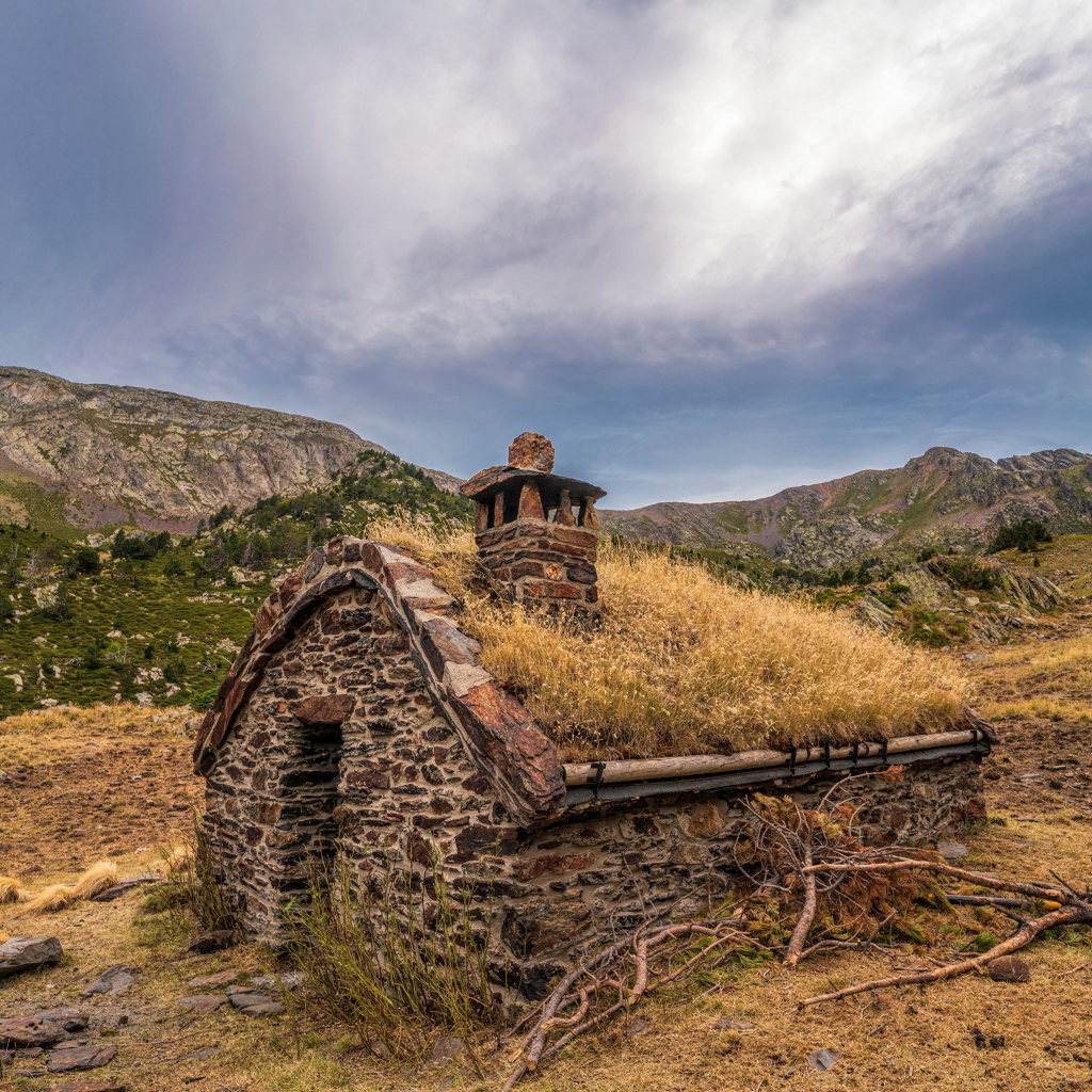 Маленький дом из камня покрыт мхом