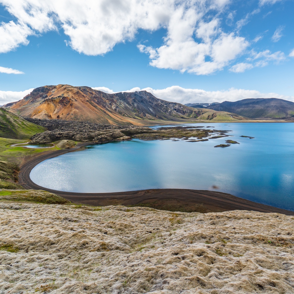 Живописное место у горного озера под красивым небом 