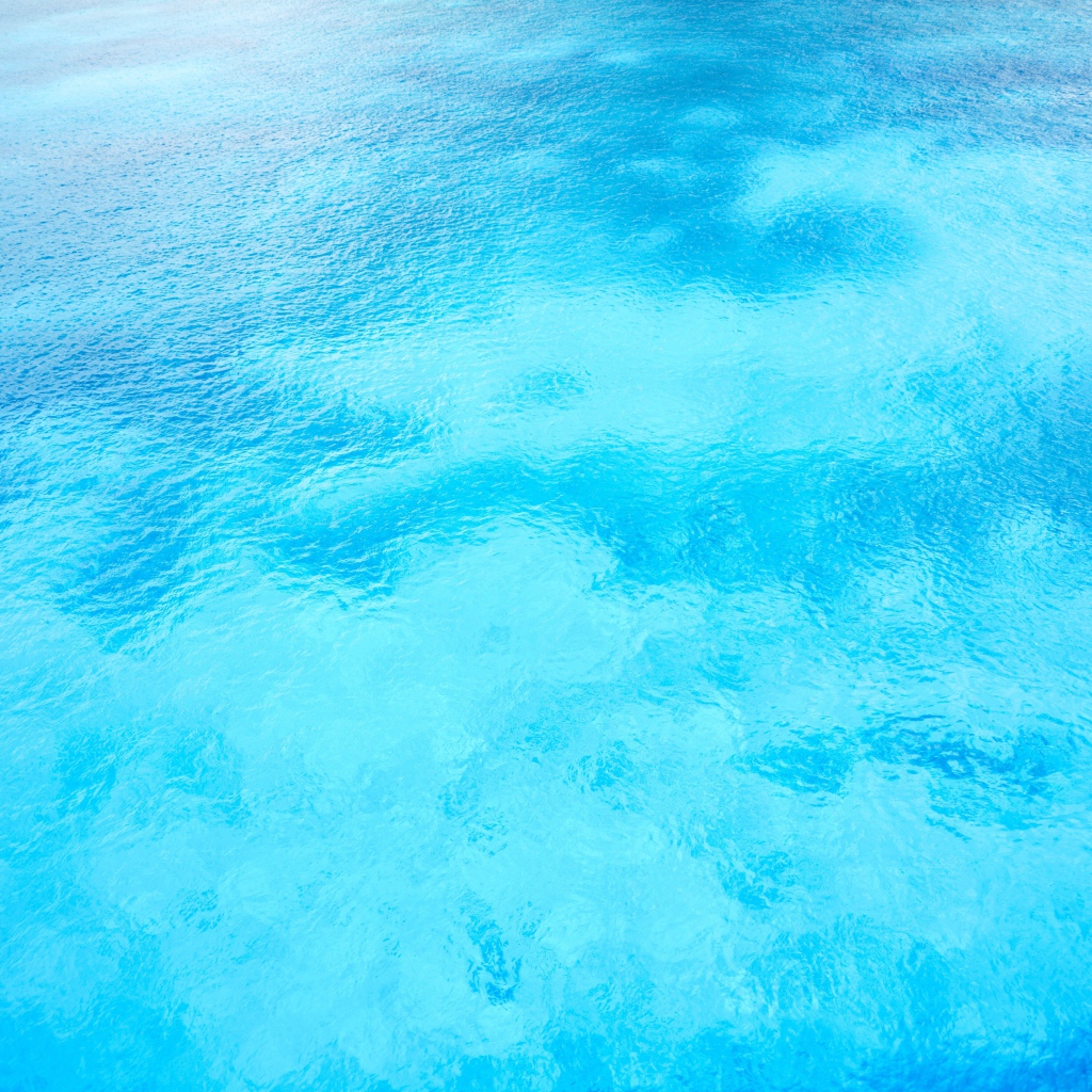 Чистая спокойная голубая вода в океане 