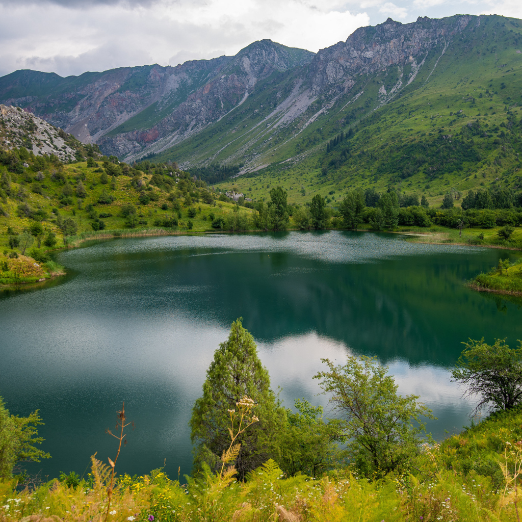 Глубокое холодное озеро в горах 