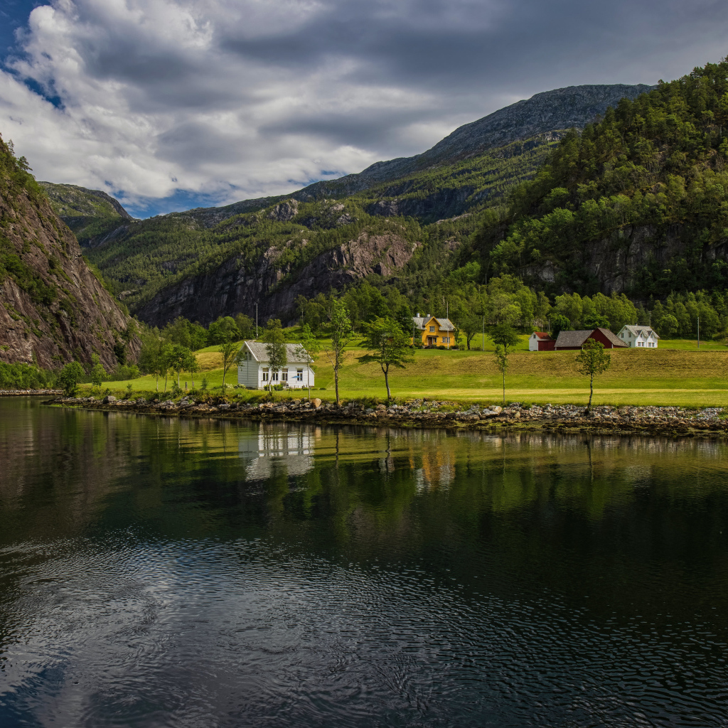 Глубокая река у высокой горы