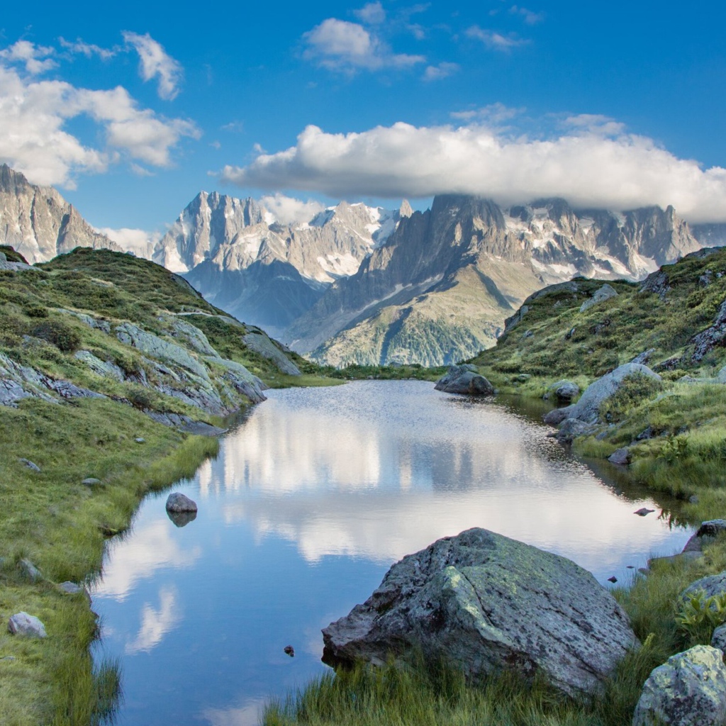 Озеро у больших горных массивов 