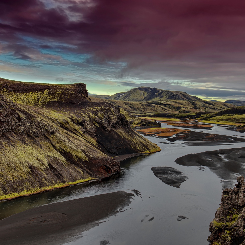 Неглубокая река среди зеленых гор